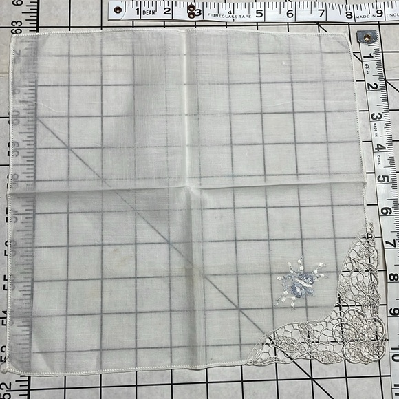 Lot of vintage handkerchiefs/linens w/embroidery and lace embellishments - Picture 15 of 16